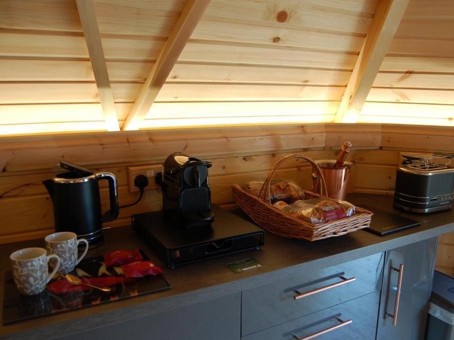 Romantic Rural Retreats Crewkerne Ruang foto